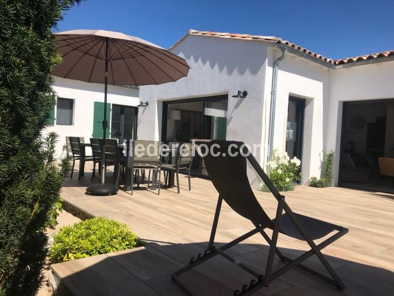 Photo 2 : TERRASSE d'une maison située à Loix, île de Ré.