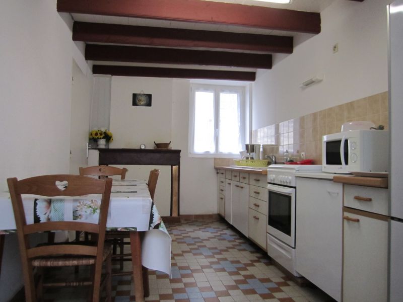 Photo 3 : CUISINE d'une maison située à Ars en Ré, île de Ré.