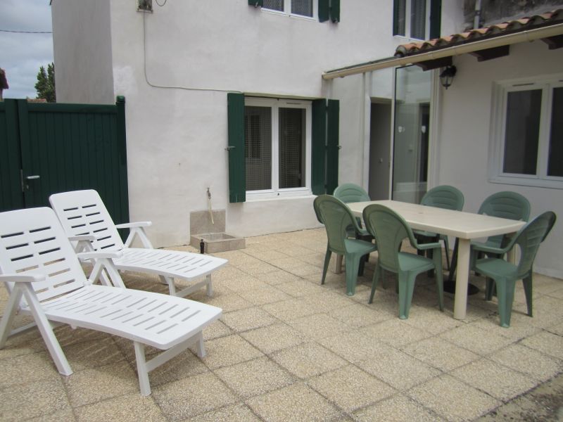 Photo 9 : TERRASSE d'une maison située à Ars en Ré, île de Ré.