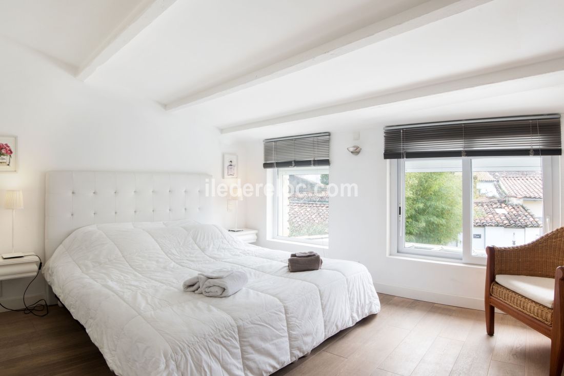 Photo 12 : CHAMBRE d'une maison situ&eacute;e &agrave; La Flotte-en-R&eacute;, &icirc;le de R&eacute;.