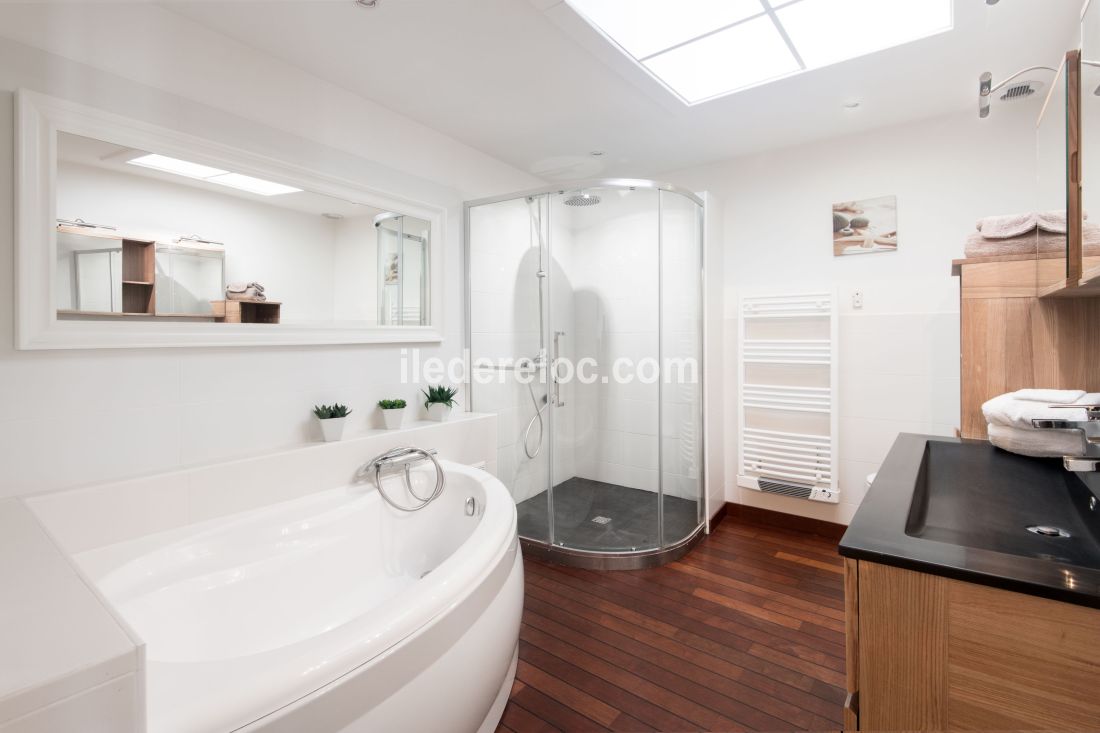 Photo 11 : SALLEDEBAIN d'une maison situ&eacute;e &agrave; La Flotte-en-R&eacute;, &icirc;le de R&eacute;.