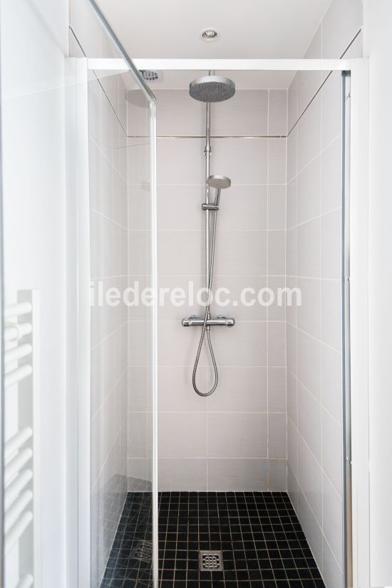 Photo 13 : SALLEDEBAIN d'une maison situ&eacute;e &agrave; La Flotte-en-R&eacute;, &icirc;le de R&eacute;.