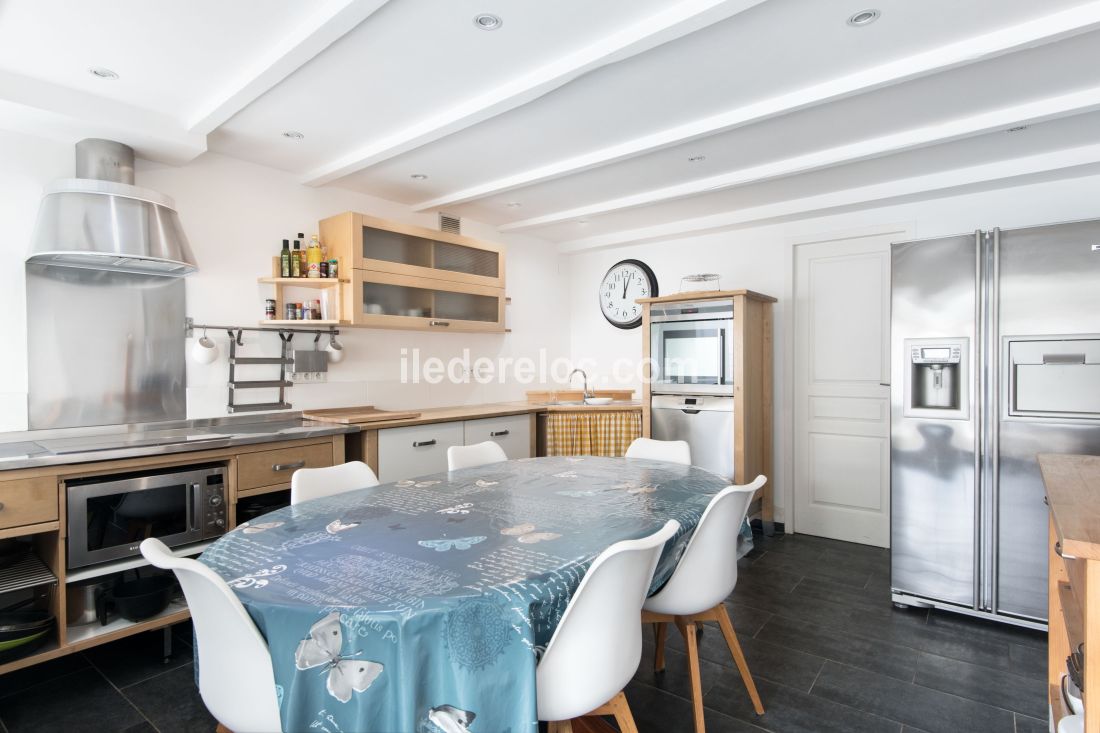 Photo 5 : CUISINE d'une maison situ&eacute;e &agrave; La Flotte-en-R&eacute;, &icirc;le de R&eacute;.