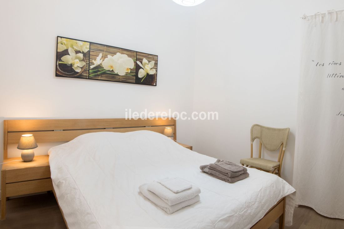 Photo 8 : CHAMBRE d'une maison situ&eacute;e &agrave; La Flotte-en-R&eacute;, &icirc;le de R&eacute;.