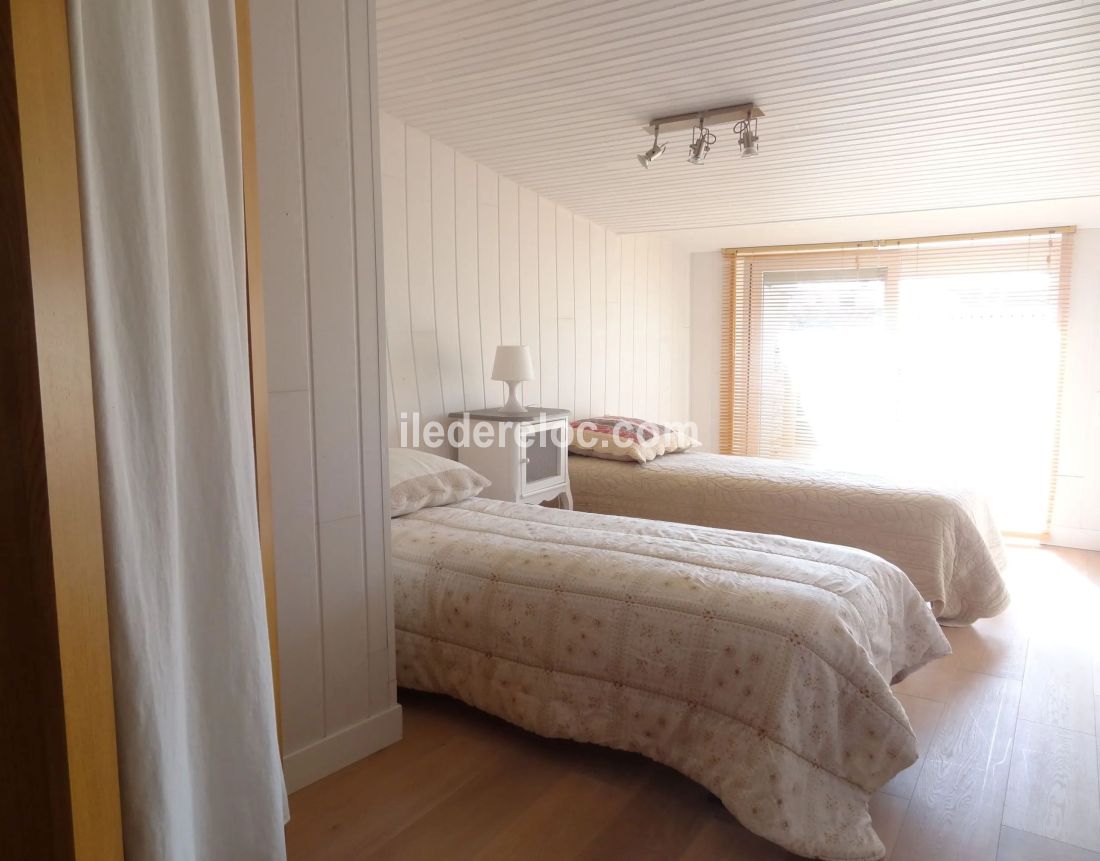 Photo 10 : CHAMBRE d'une maison situ&eacute;e &agrave; La Flotte-en-R&eacute;, &icirc;le de R&eacute;.