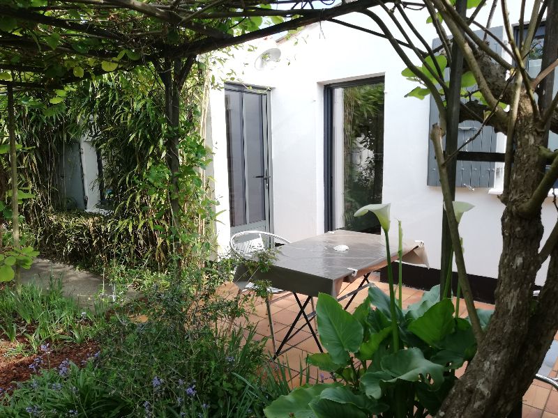 Photo 2 : TERRASSE d'une maison située à Sainte-Marie-de-Ré, île de Ré.