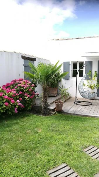 Photo 6 : JARDIN d'une maison située à Le Bois-Plage-en-Ré, île de Ré.