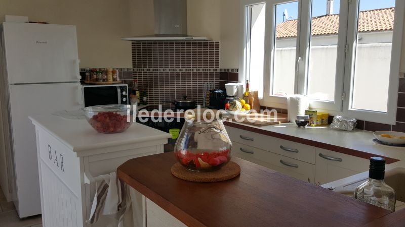 Photo 4 : CUISINE d'une maison située à La Couarde-sur-mer, île de Ré.