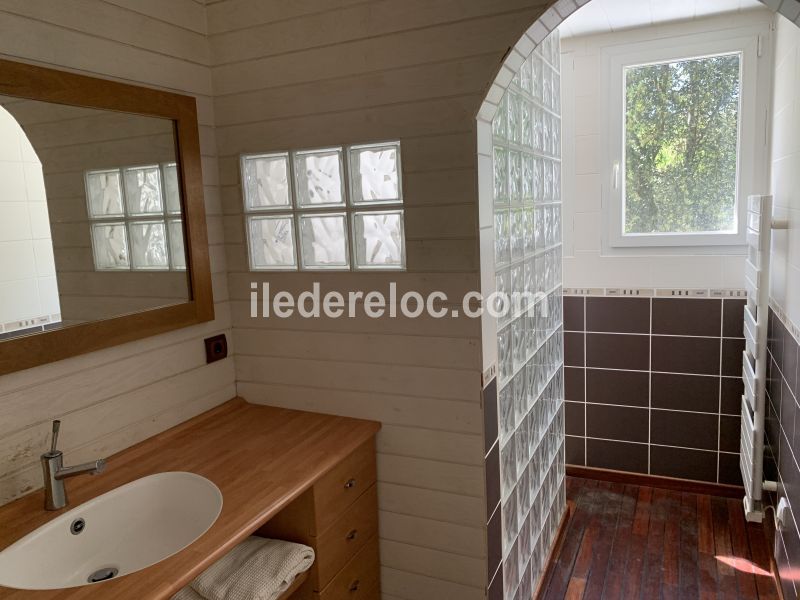 Photo 3 : SALLEDEBAIN d'une maison située à Le Bois-Plage-en-Ré, île de Ré.