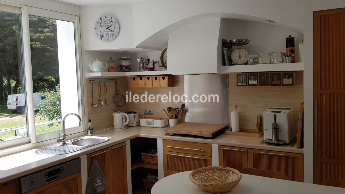 Photo 16 : CUISINE d'une maison située à Le Bois-Plage-en-Ré, île de Ré.