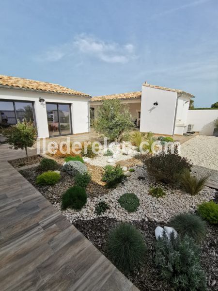 Photo 27 : JARDIN d'une maison située à Loix, île de Ré.