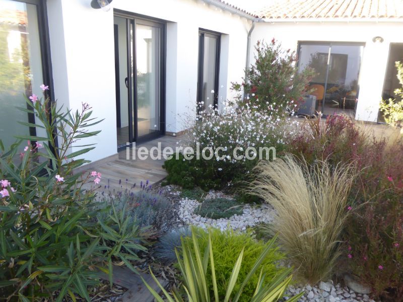 Photo 31 : JARDIN d'une maison située à Loix, île de Ré.