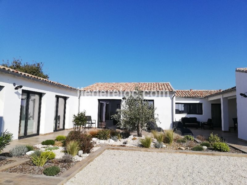 Photo 23 : EXTERIEUR d'une maison située à Loix, île de Ré.