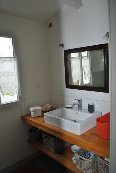 Photo 7 : SALLEDEBAIN d'une maison située à Loix, île de Ré.