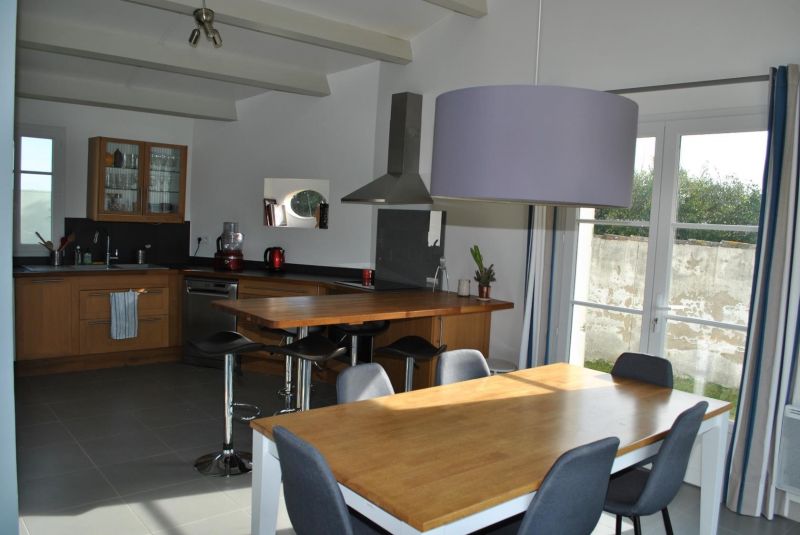 Photo 5 : CUISINE d'une maison située à Loix, île de Ré.