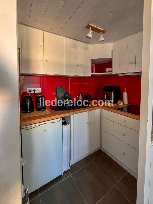 Photo 6 : CUISINE d'une maison situ&eacute;e &agrave; Le Bois-Plage-en-R&eacute;, &icirc;le de R&eacute;.