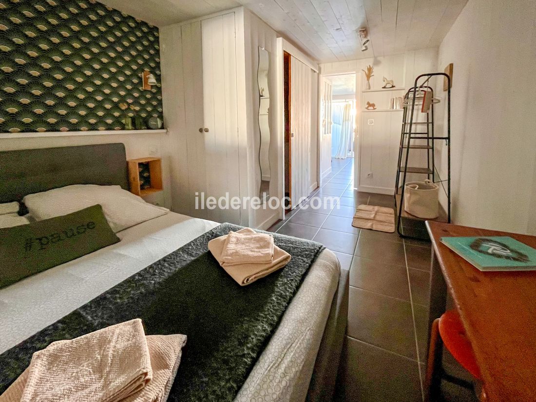 Photo 8 : CHAMBRE d'une maison situ&eacute;e &agrave; Le Bois-Plage-en-R&eacute;, &icirc;le de R&eacute;.