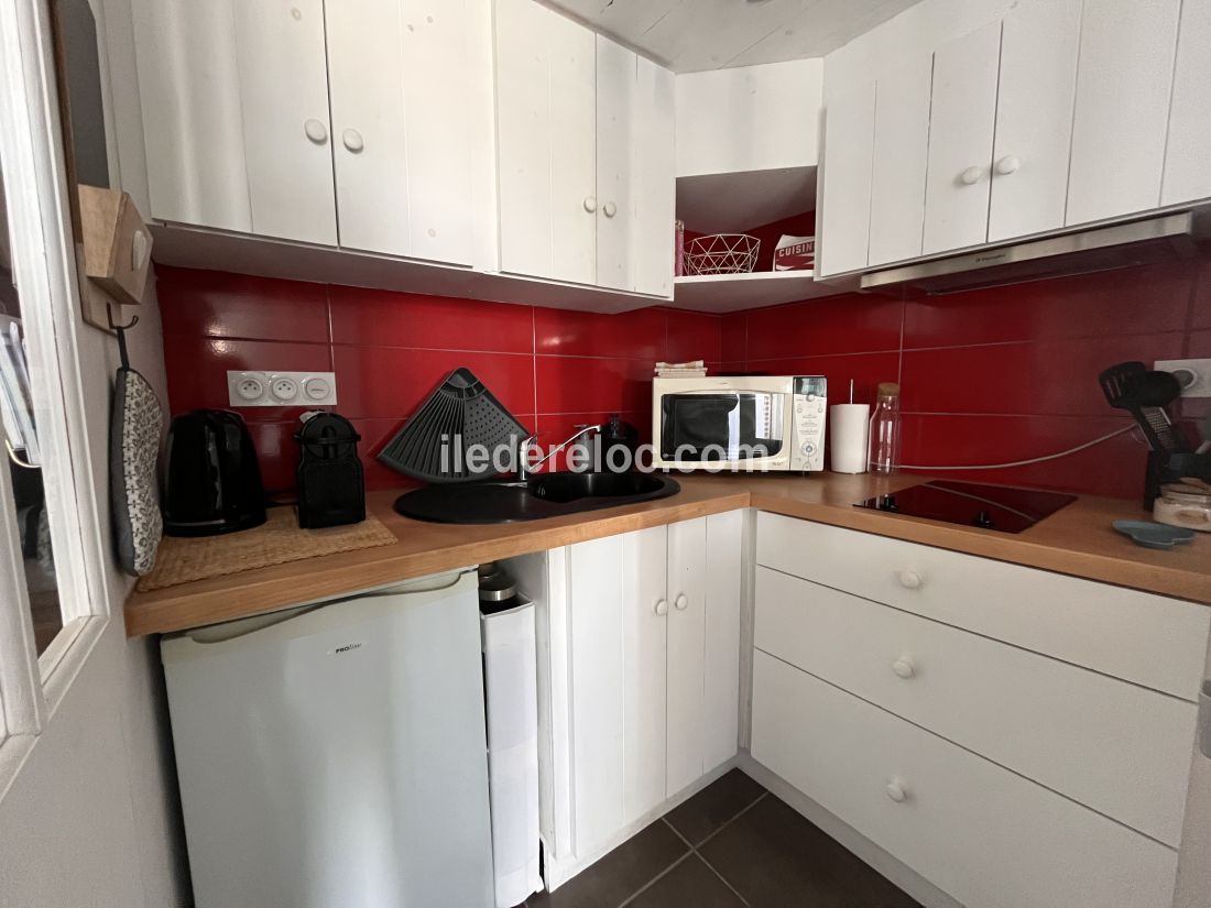 Photo 5 : CUISINE d'une maison située à Le Bois-Plage-en-Ré, île de Ré.