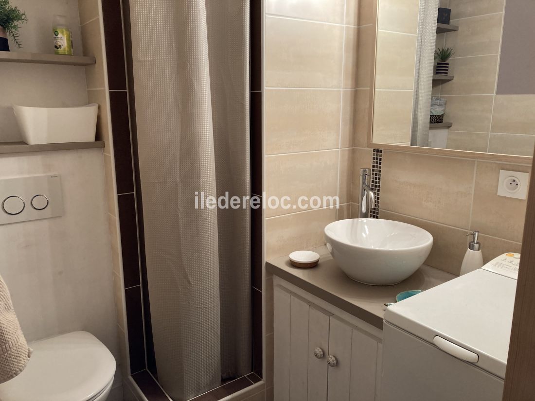 Photo 8 : SALLEDEBAIN d'une maison située à Le Bois-Plage-en-Ré, île de Ré.