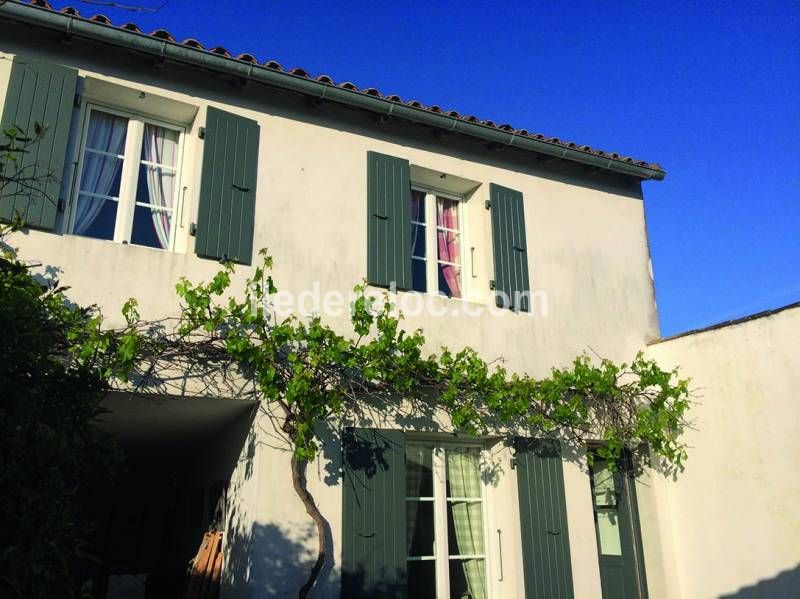 Photo 3 : EXTERIEUR d'une maison située à Saint-Clément-des-Baleines, île de Ré.