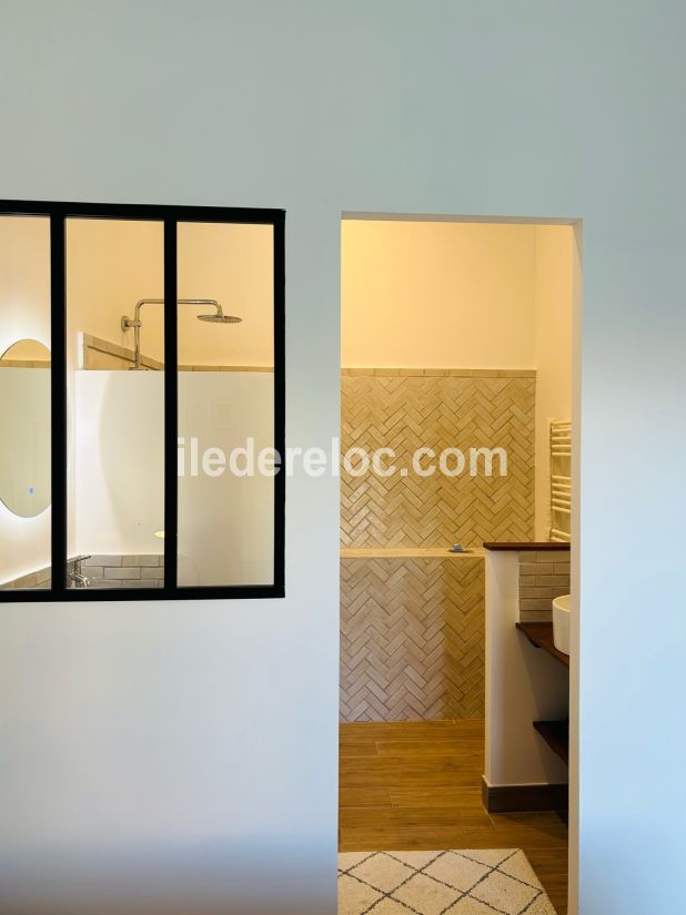 Photo 18 : SALLEDEBAIN d'une maison situ&eacute;e &agrave; Le Bois-Plage-en-R&eacute;, &icirc;le de R&eacute;.