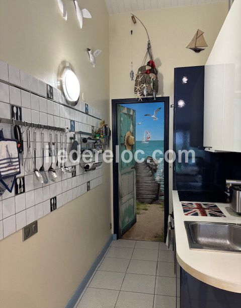 Photo 8 : CUISINE d'une maison situ&eacute;e &agrave; Saint-Martin-de-R&eacute;, &icirc;le de R&eacute;.
