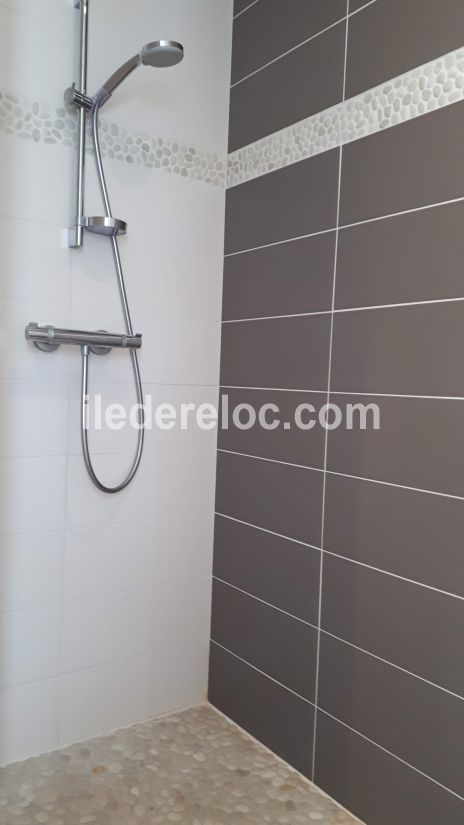 Photo 10 : SALLEDEBAIN d'une maison située à Loix, île de Ré.