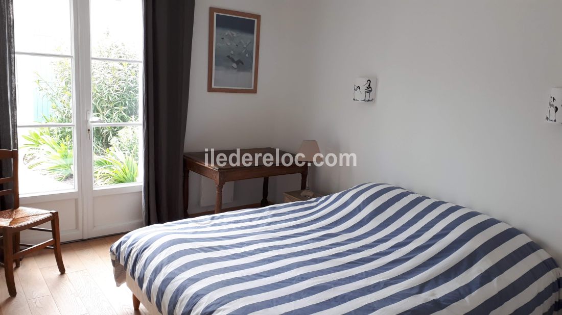 Photo 6 : CHAMBRE d'une maison située à Loix, île de Ré.