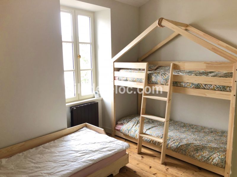 Photo 18 : CHAMBRE d'une maison située à Ars en Ré, île de Ré.