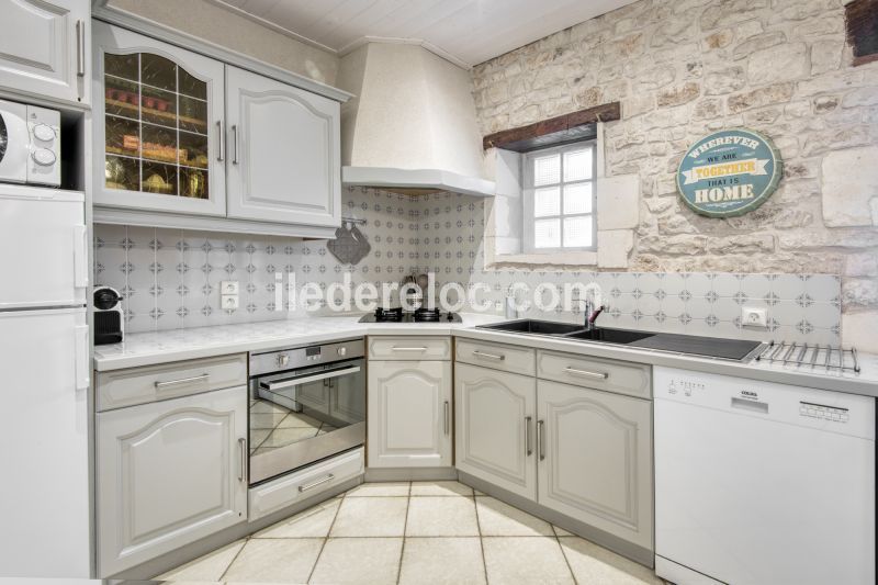 Photo 4 : CUISINE d'une maison situ&eacute;e &agrave; Sainte-Marie-de-R&eacute;, &icirc;le de R&eacute;.