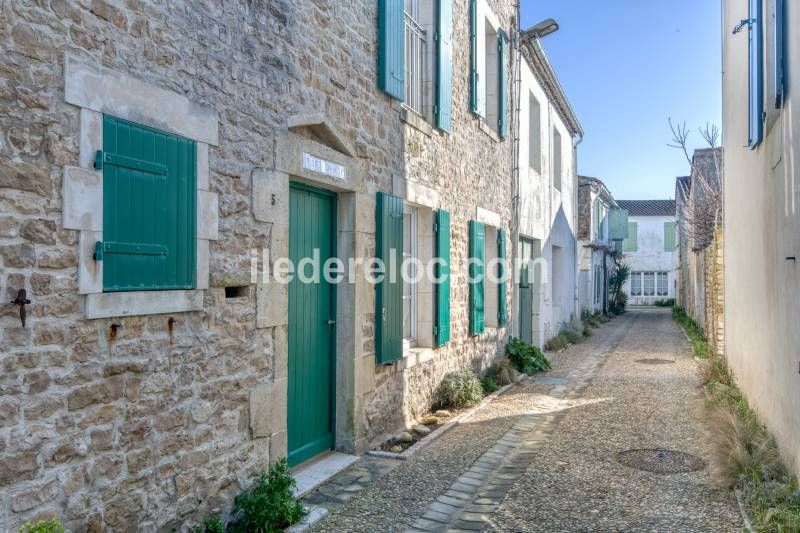 Photo 10 : ENTREE d'une maison situ&eacute;e &agrave; Sainte-Marie-de-R&eacute;, &icirc;le de R&eacute;.