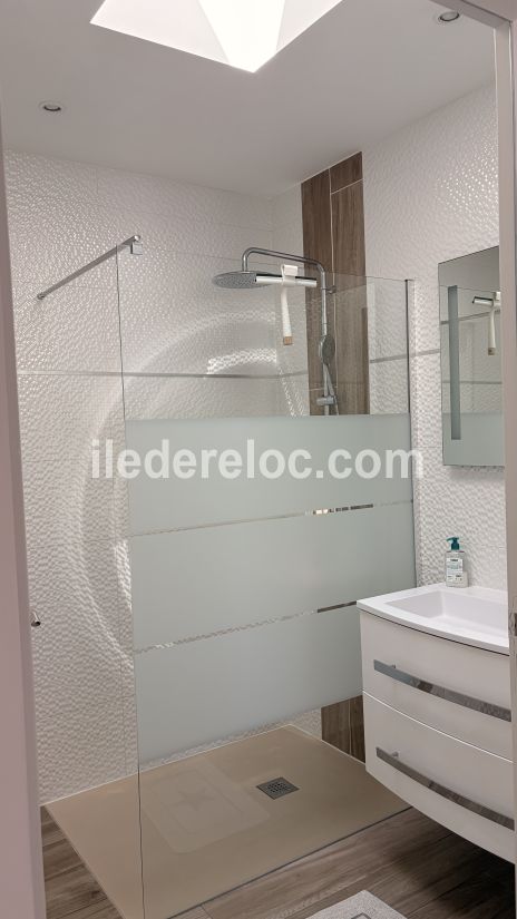 Photo 28 : SALLEDEBAIN d'une maison situ&eacute;e &agrave; La Flotte-en-R&eacute;, &icirc;le de R&eacute;.