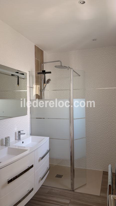 Photo 20 : SALLEDEBAIN d'une maison situ&eacute;e &agrave; La Flotte-en-R&eacute;, &icirc;le de R&eacute;.