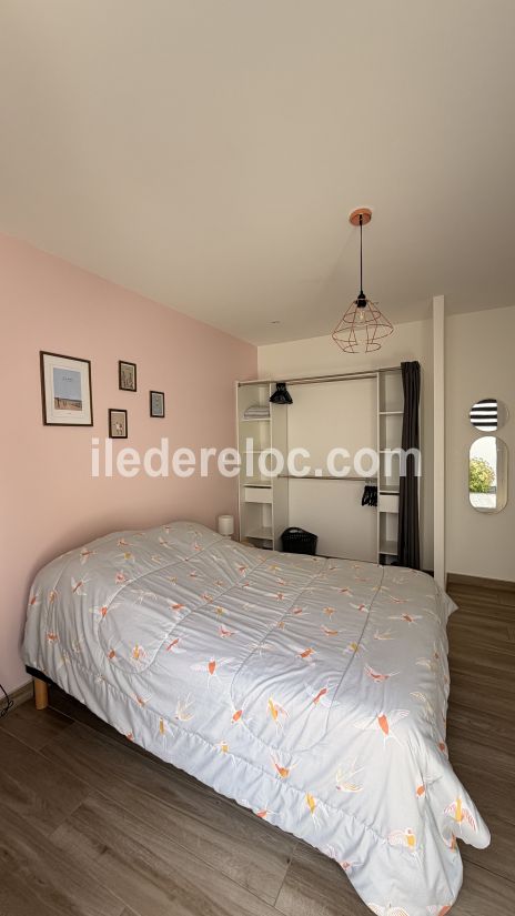 Photo 14 : CHAMBRE d'une maison situ&eacute;e &agrave; La Flotte-en-R&eacute;, &icirc;le de R&eacute;.