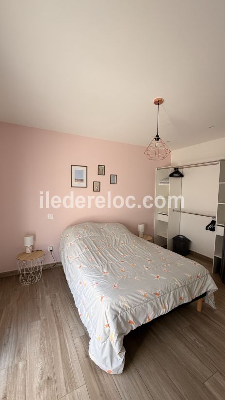 Photo 15 : CHAMBRE d'une maison situ&eacute;e &agrave; La Flotte-en-R&eacute;, &icirc;le de R&eacute;.