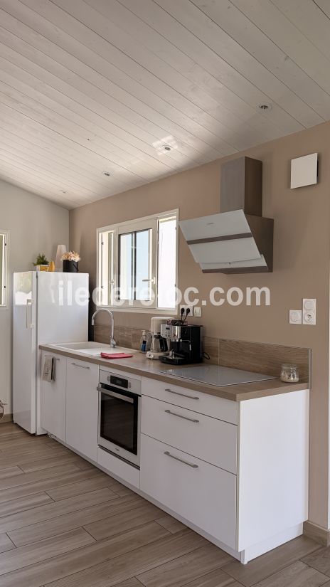 Photo 12 : CUISINE d'une maison situ&eacute;e &agrave; La Flotte-en-R&eacute;, &icirc;le de R&eacute;.