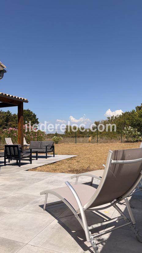 Photo 39 : TERRASSE d'une maison situ&eacute;e &agrave; La Flotte-en-R&eacute;, &icirc;le de R&eacute;.