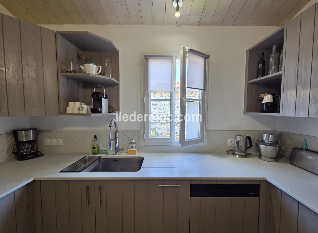 Photo 16 : CUISINE d'une maison situ&eacute;e &agrave; La Couarde-sur-mer, &icirc;le de R&eacute;.