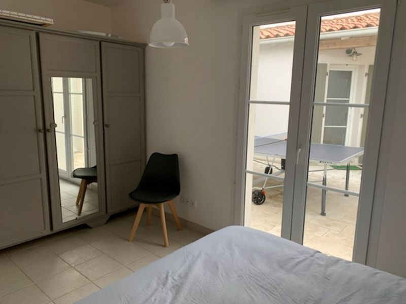 Photo 22 : CHAMBRE d'une maison située à Le Bois-Plage-en-Ré, île de Ré.