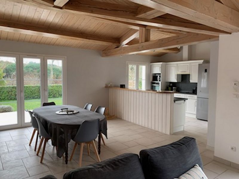 Photo 12 : CUISINE d'une maison située à Le Bois-Plage-en-Ré, île de Ré.