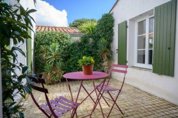 Ile de Ré:Le patio belle maison spacieuse proche de plage