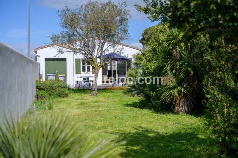 Photo 10 : JARDIN d'une maison située à Le Bois-Plage-en-Ré, île de Ré.