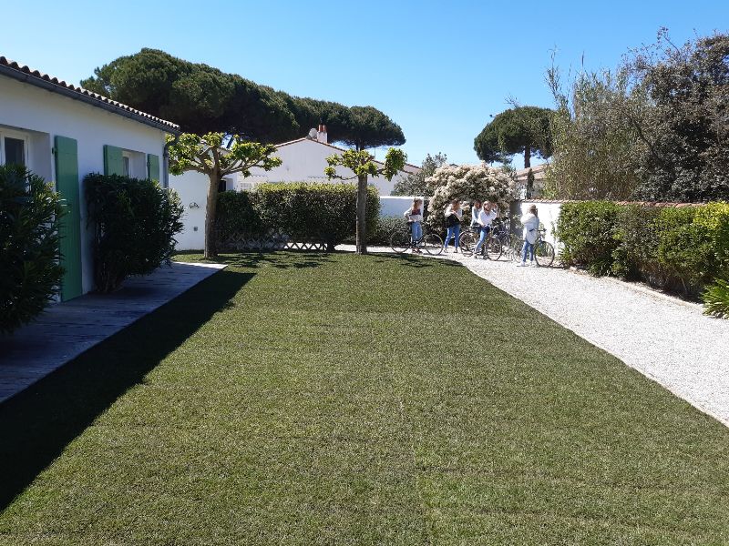 Photo 2 : JARDIN d'une maison située à Le Bois-Plage-en-Ré, île de Ré.