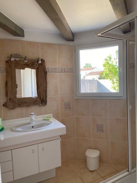 Photo 14 : SALLEDEBAIN d'une maison située à La Couarde-sur-mer, île de Ré.