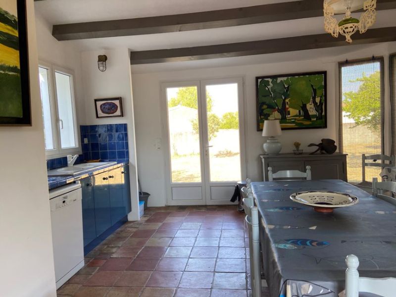 Photo 5 : CUISINE d'une maison située à La Couarde-sur-mer, île de Ré.