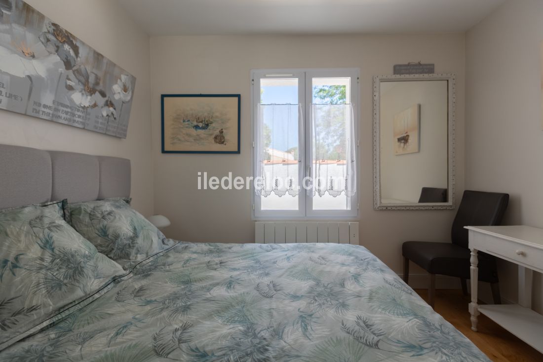 Photo 26 : CHAMBRE d'une maison située à La Couarde-sur-mer, île de Ré.