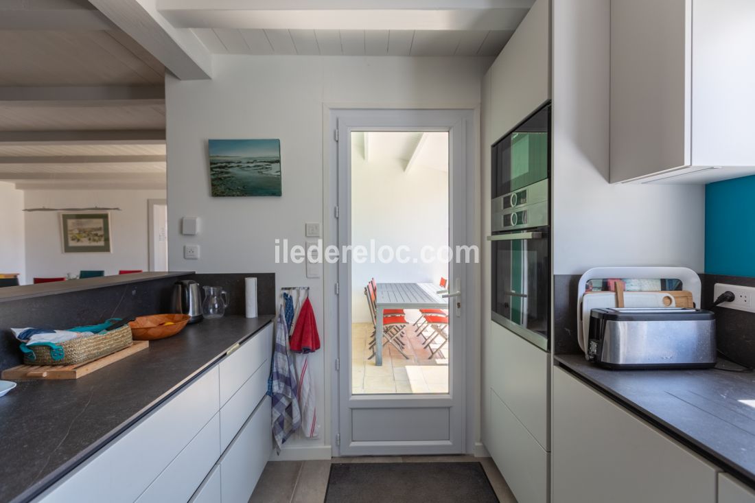Photo 18 : CUISINE d'une maison située à La Couarde-sur-mer, île de Ré.