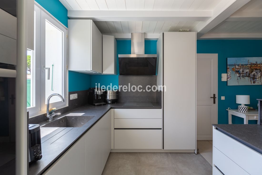 Photo 16 : CUISINE d'une maison située à La Couarde-sur-mer, île de Ré.