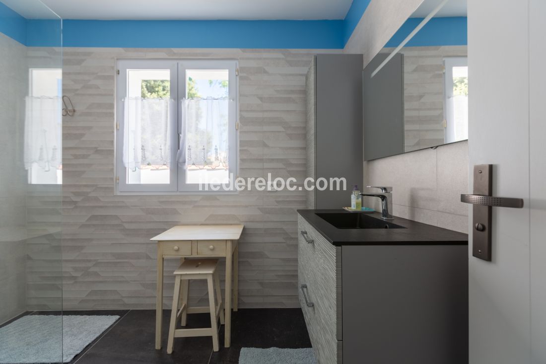 Photo 27 : SALLEDEBAIN d'une maison située à La Couarde-sur-mer, île de Ré.