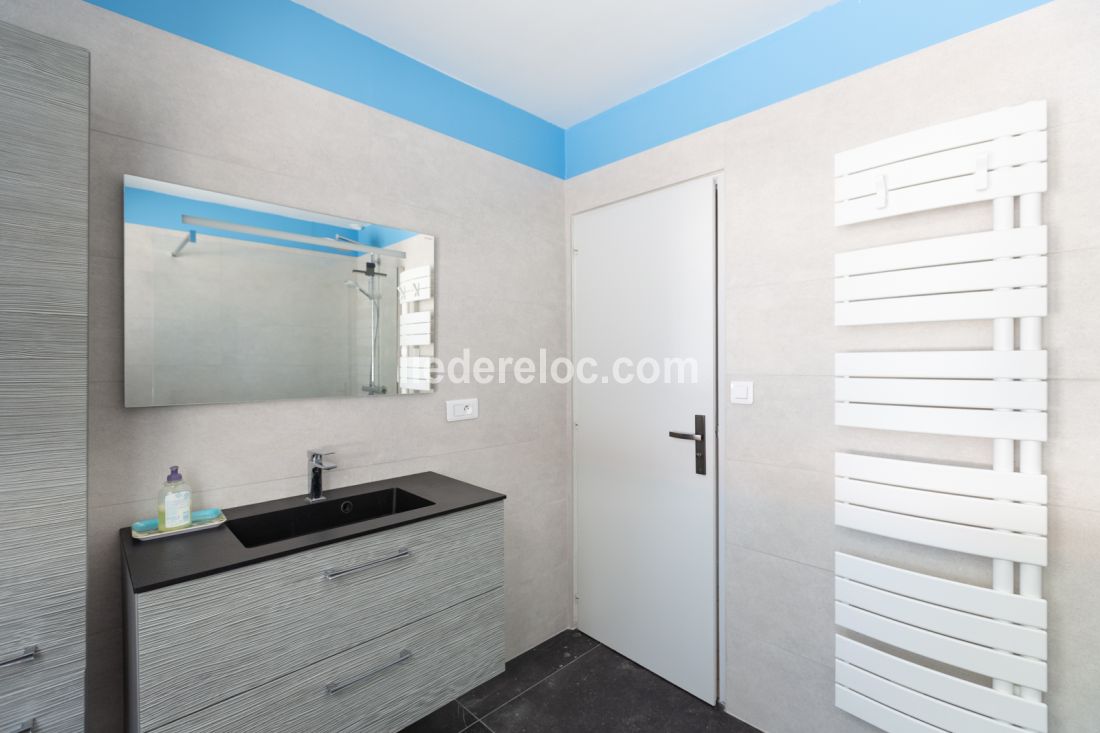 Photo 28 : SALLEDEBAIN d'une maison située à La Couarde-sur-mer, île de Ré.